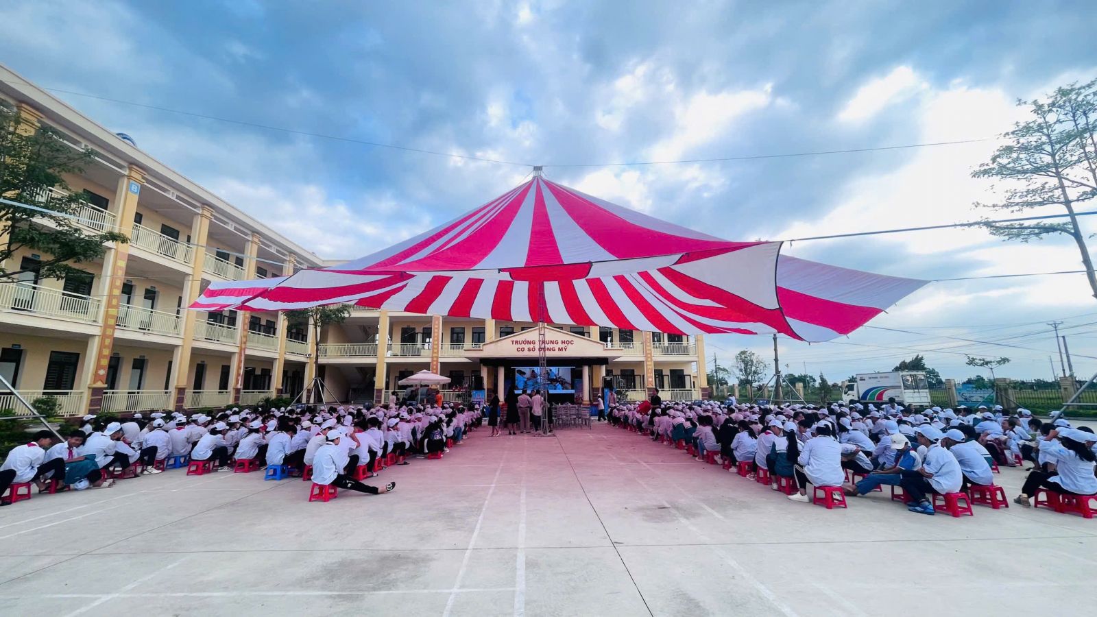 Hơn 500 em học sinh trường THCS Đông Mỹ  tham dự cuộc thi